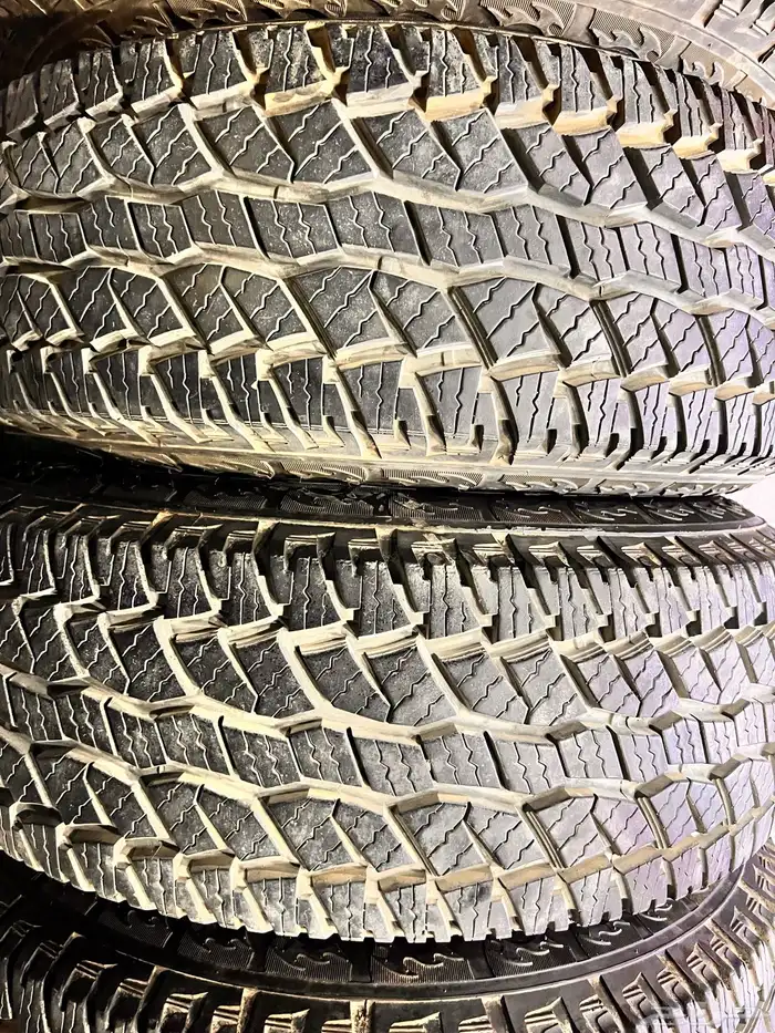 جنوط ميثود 6 مسمار مع كفرات صيني نص حجري مقاس 285 70 17 14