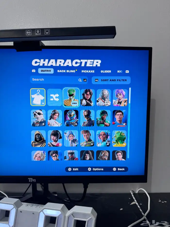 حساب فورت نايت فيه اكثر من 110  سكنات و افضل الاكسات للبيع 9