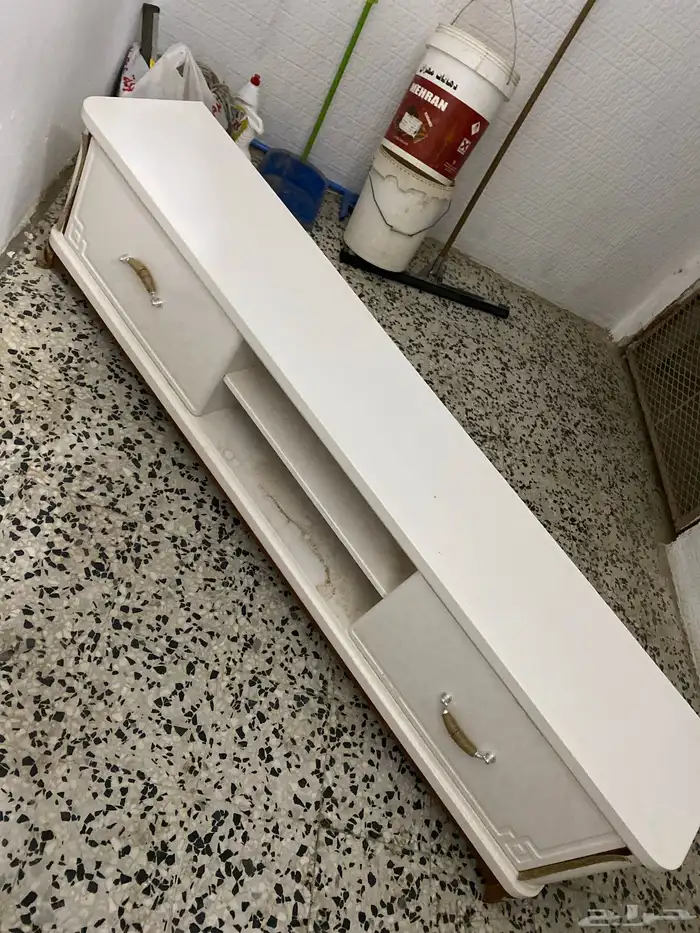 طاولة تلفزون للبيع نظيفه 1