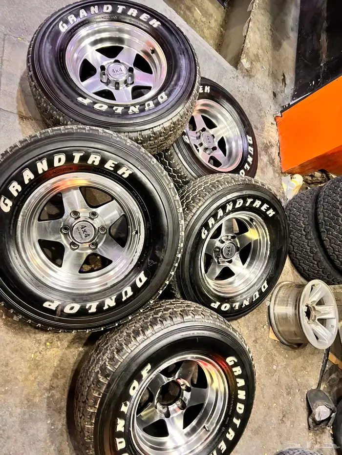 جنوط ريس مع كفرات دنلوب مقاس 275 70 16 0