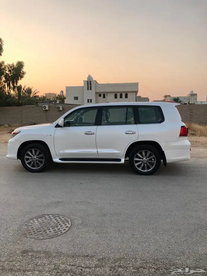 جيب لكزس 570 LX موديل 2010 2