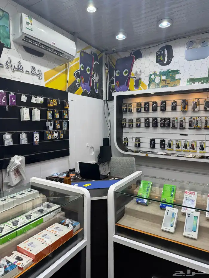 محل جوالات لتقبيل السوق الشعبي في تثليث 3
