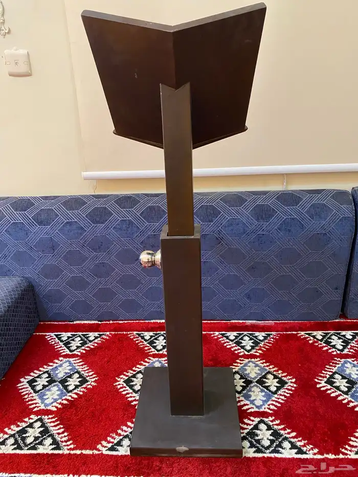 حامل مصحف خشبي مزود بإطارات للتحريك والنقل 2