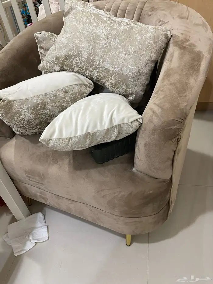 غرفة نوم جديده ونظيفه جدا وطاولت تلفزيون وكرسي كنب 8