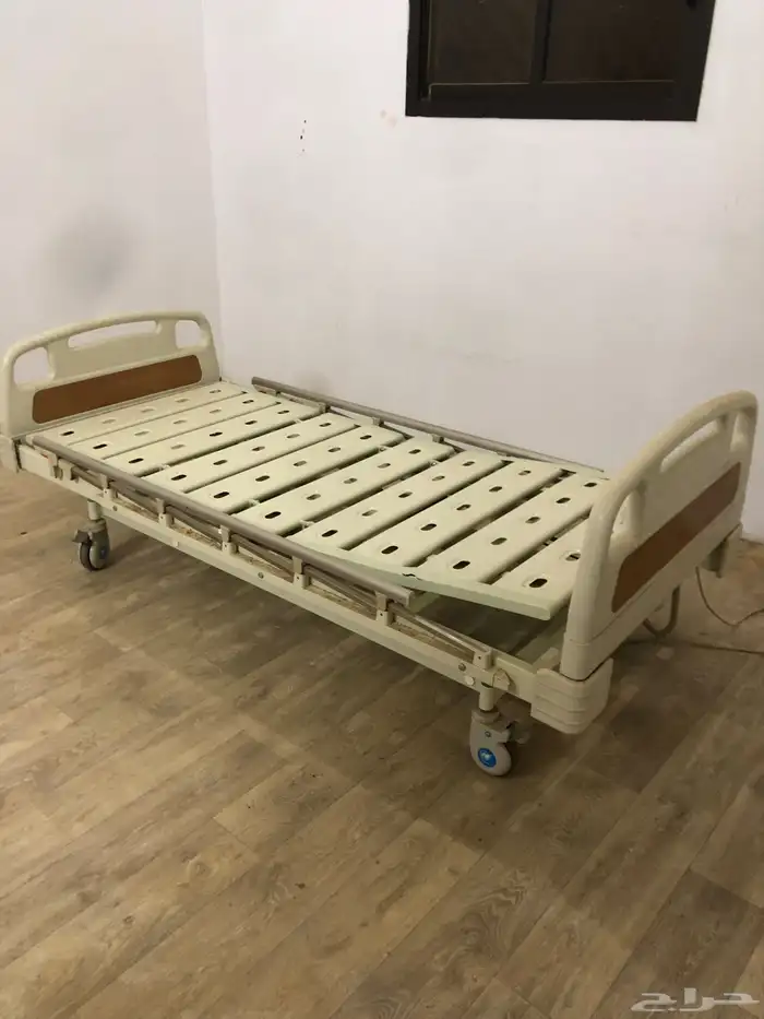 سرير طبي مستخدم ونظيف 1