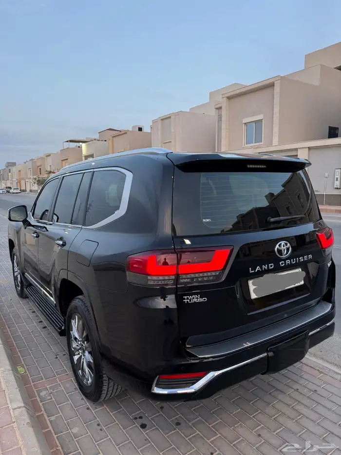 لاندكروزر اسود (2024 VXR) أعلى فئه 3