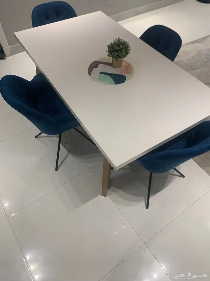 طاولة طعام من W city مع 4 كراسي ومعها تحفه فنيه ديكور 1