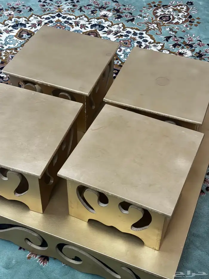 طاوله ارضيه و اربع كراسي الون ذهبي 0
