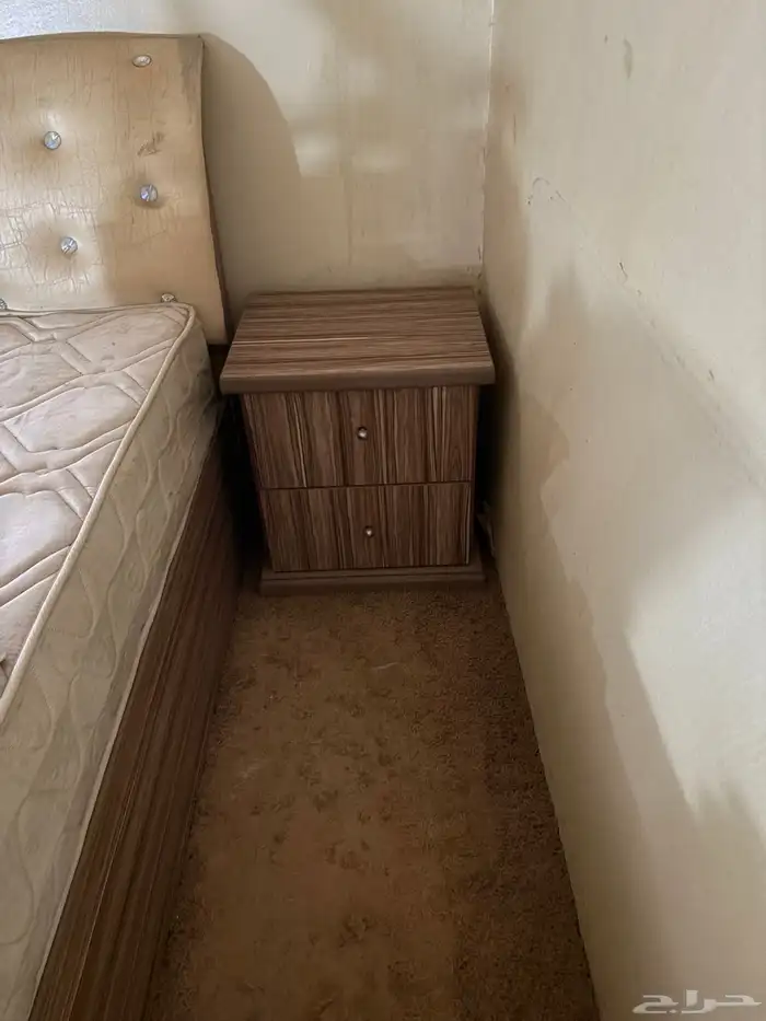 غرفة نوم مستخدمة مع مرتبة 8