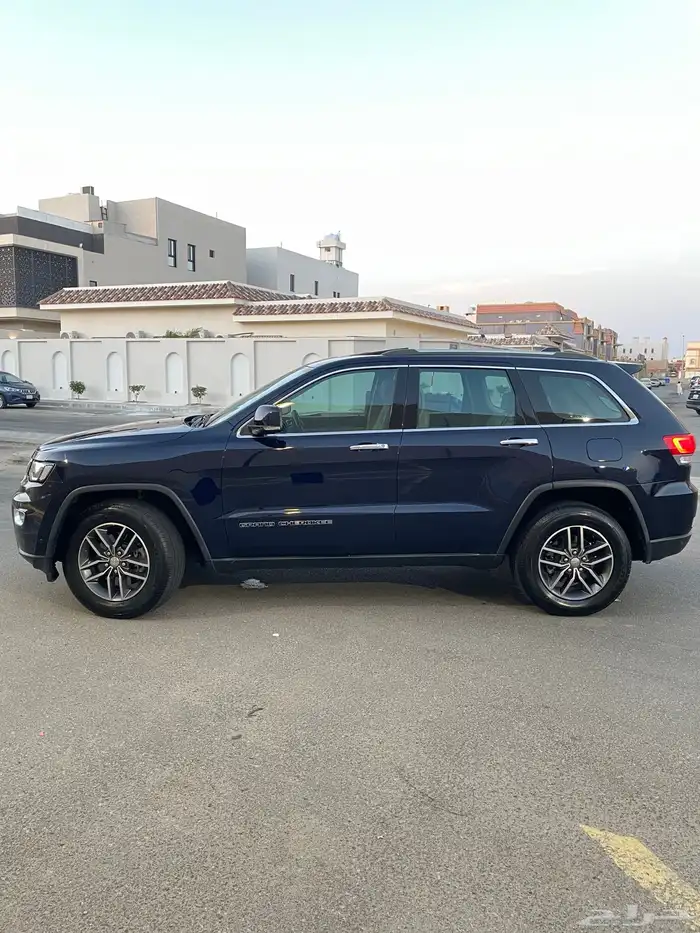2018 جراند شروكي ليمتد V8 5
