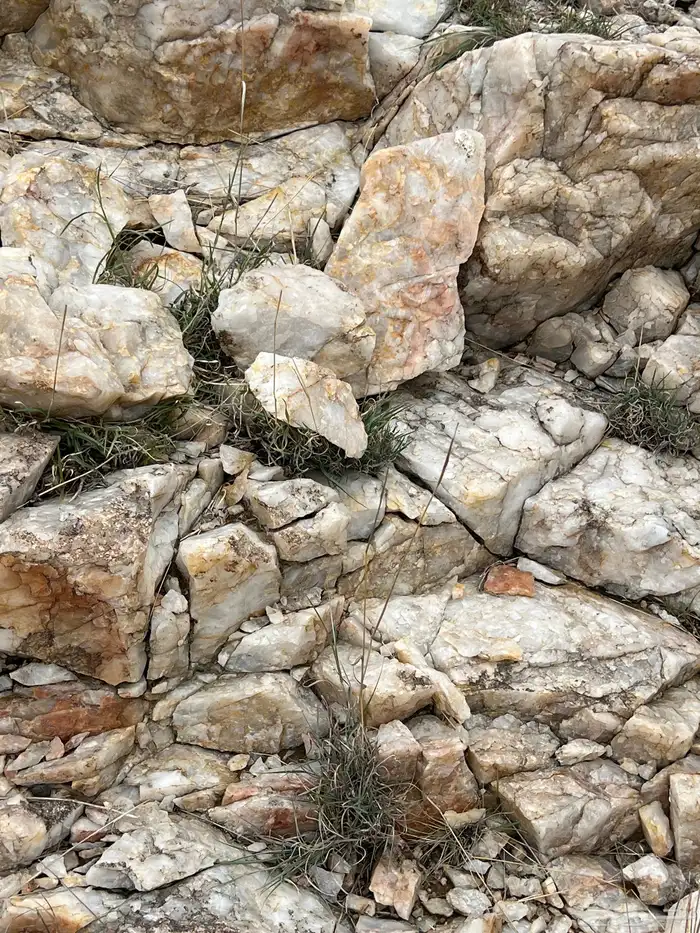 حجر مرو طبيعي بكمية وافرة 0