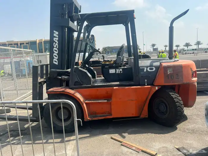 رافعات شوكيه وسيزرلفت ومان لفت وكرينات جي سي بي 9