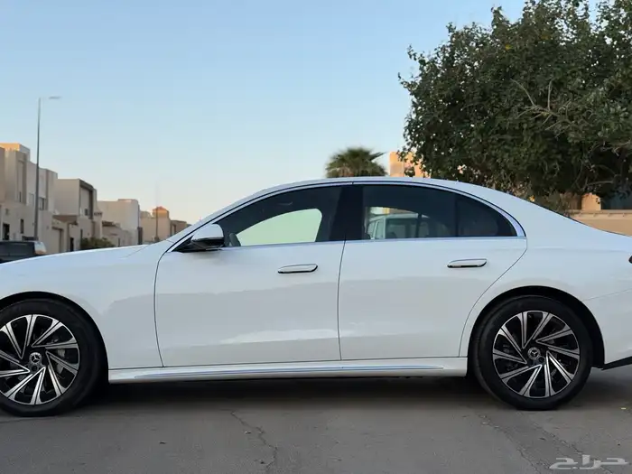 مرسيدس 2024 E300 فل كامل 4