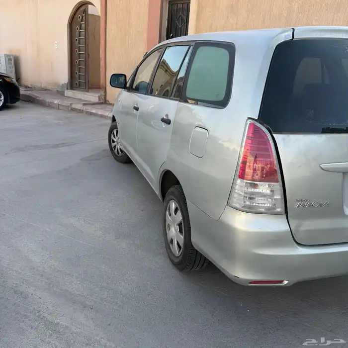 تايوتا انوفا 2011 نظيف 6