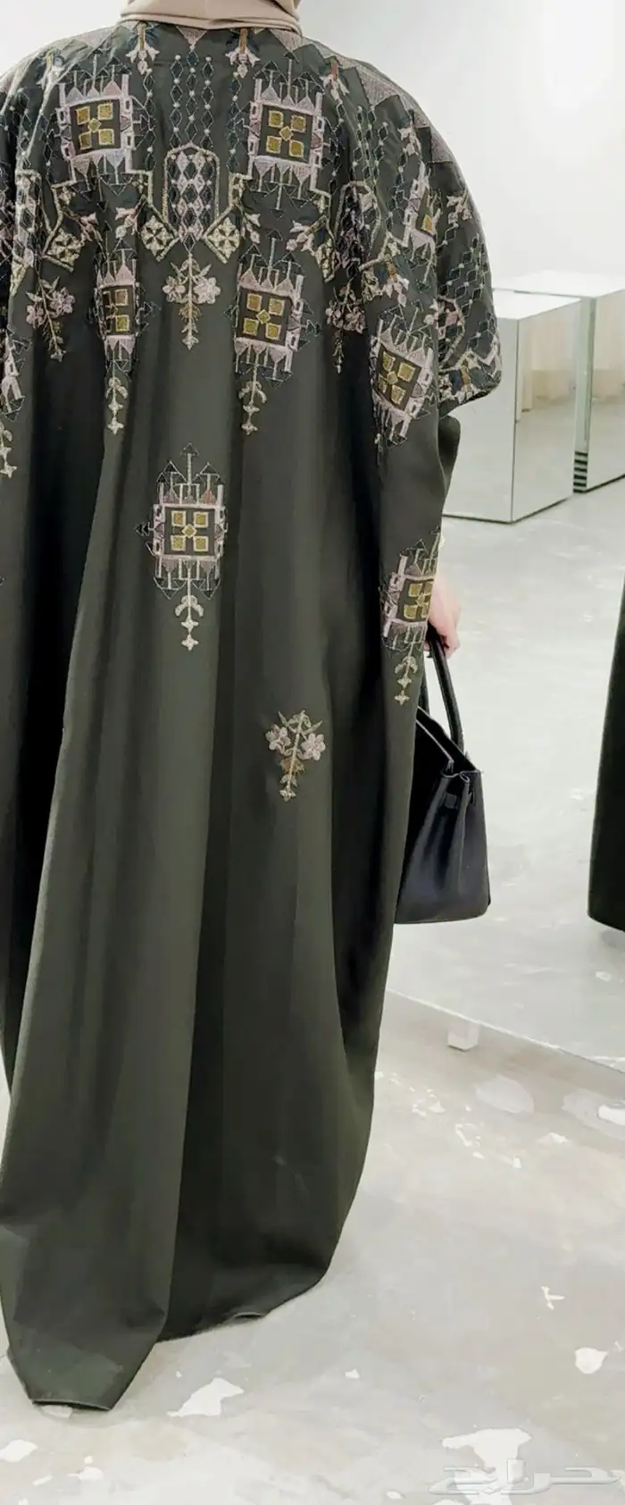 عبايات مختلف التصاميم بالجملة أبيعها 0