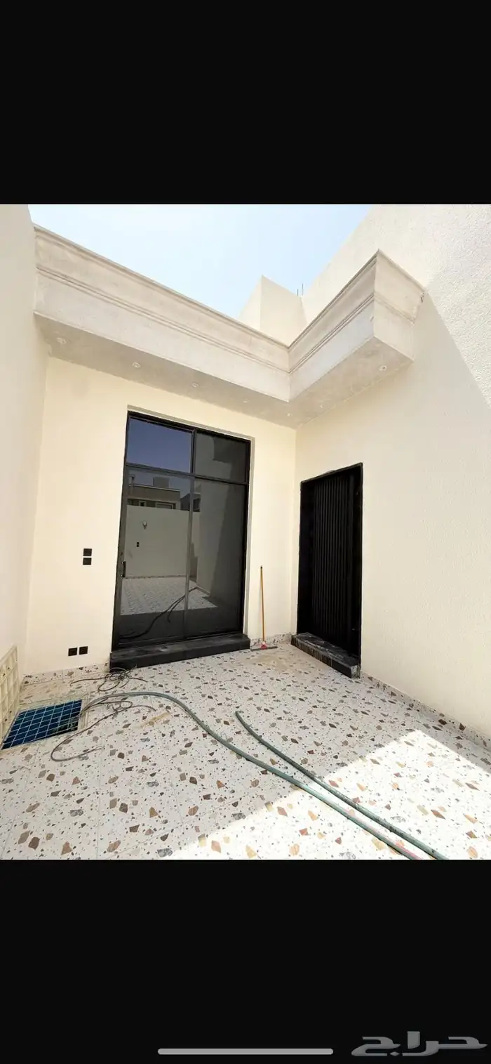 للبيع فله سكنيه مساحة 375م مؤسس شقتين 9
