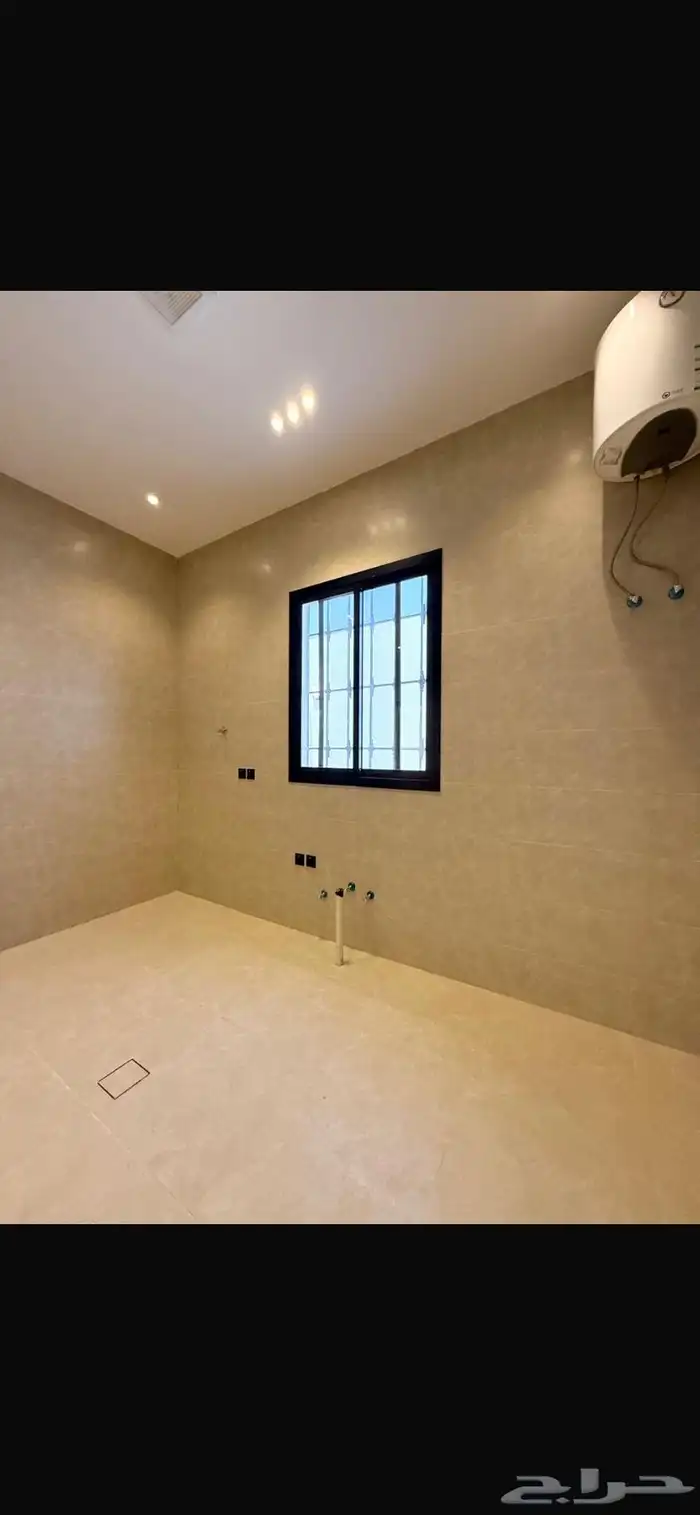 للبيع فله سكنيه مساحة 375م مؤسس شقتين 0