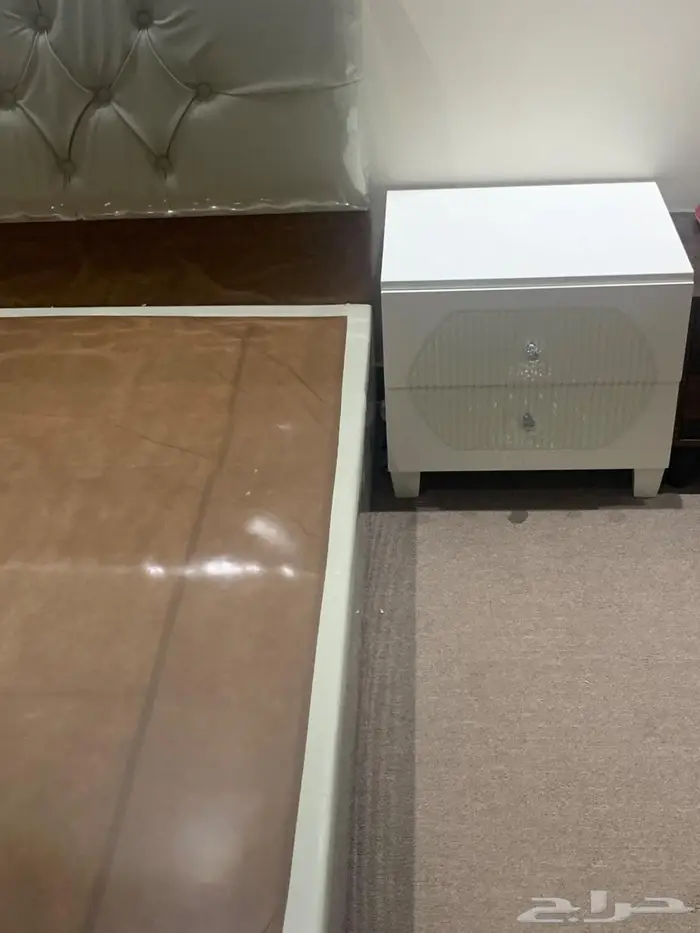 سرير وكومادينه شبه جديده 1
