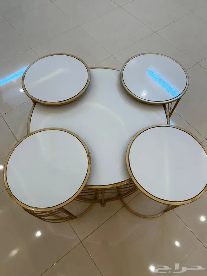 طاولات ذهبي نظيفه 0