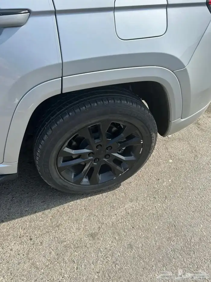 jeep Grand Cherokee Overland 2023جراند شيروكي اوفر لاند 3