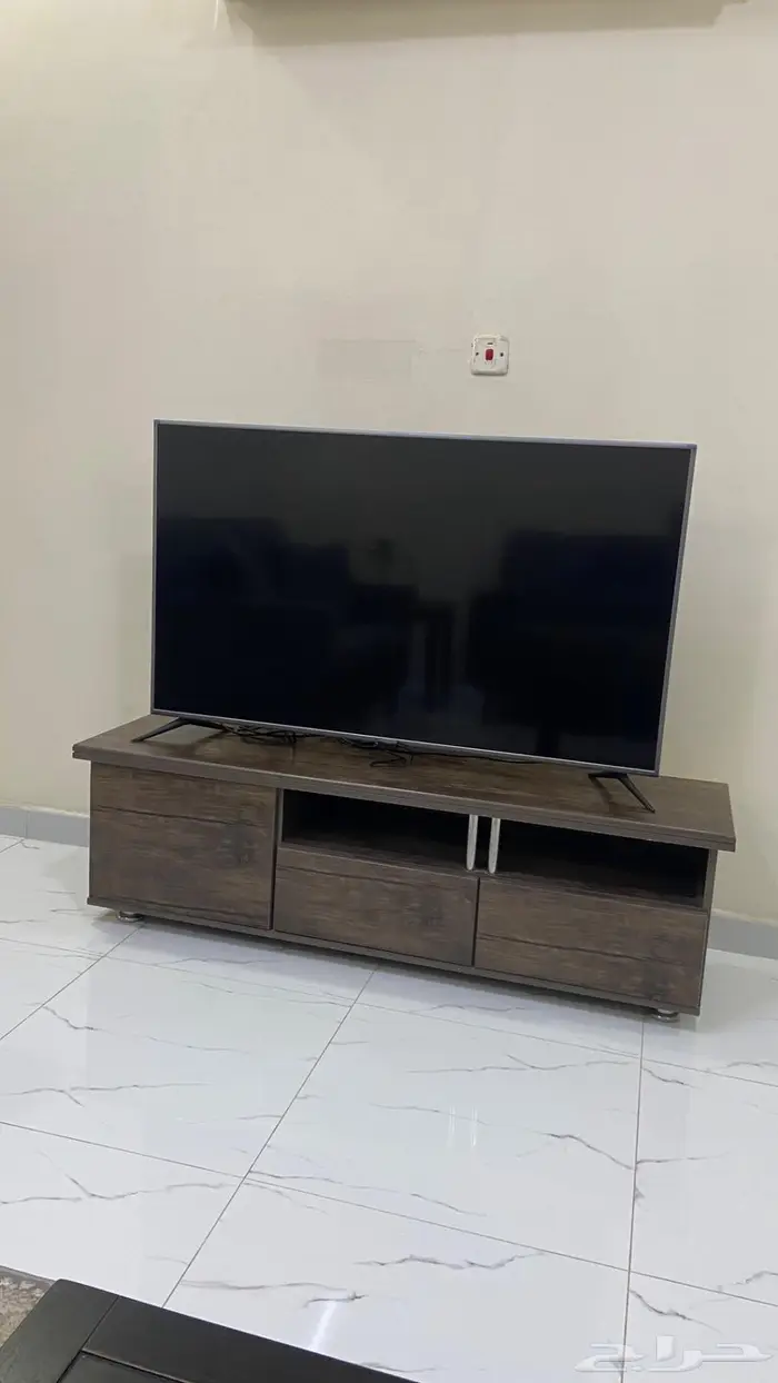 كنب من اشلي وطاولات وشاشه تلفزيون وفرشه230 110 1