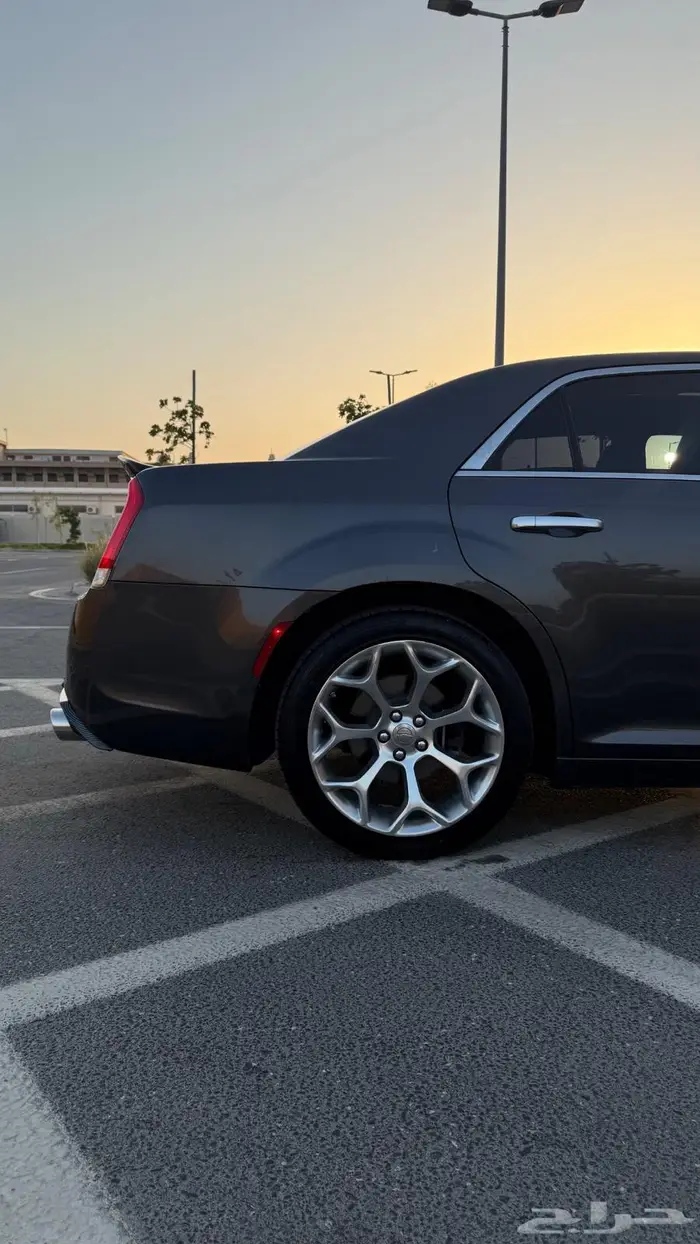 كرايزلر V8 5.7 فل كامل 2018 9