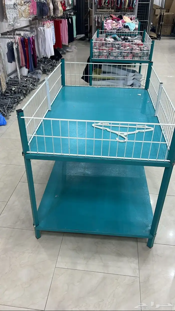 استاندات عرض ملابس وطاولات شبك. مركز كامل 1