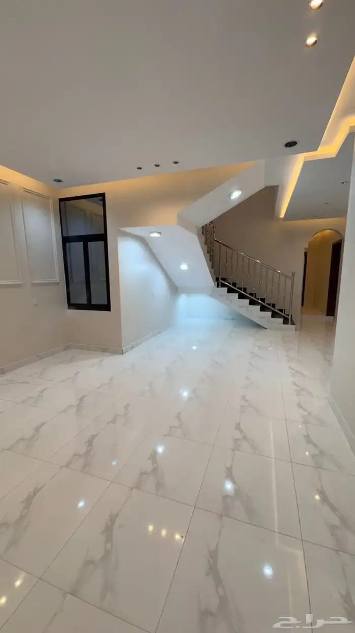 للبيع روف علوى مع ملحق مدخل سياره مساحه كبيره بالخميس 8
