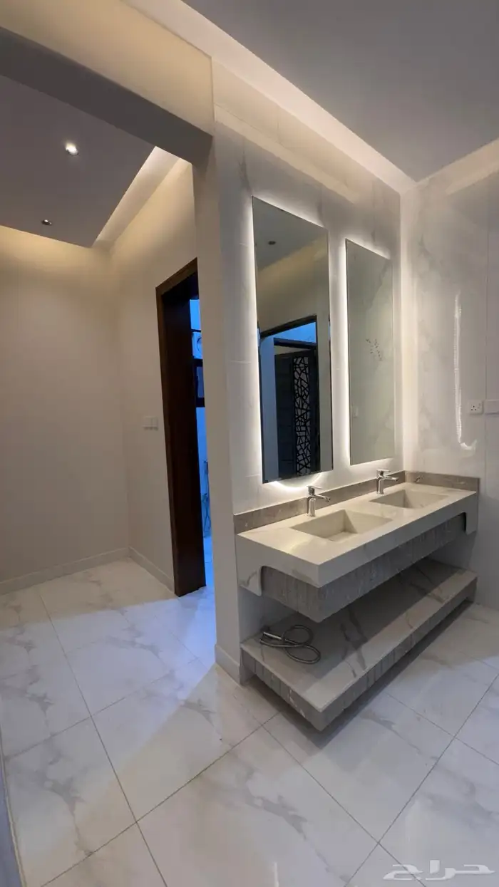 للبيع روف علوى مع ملحق مدخل سياره مساحه كبيره بالخميس 6