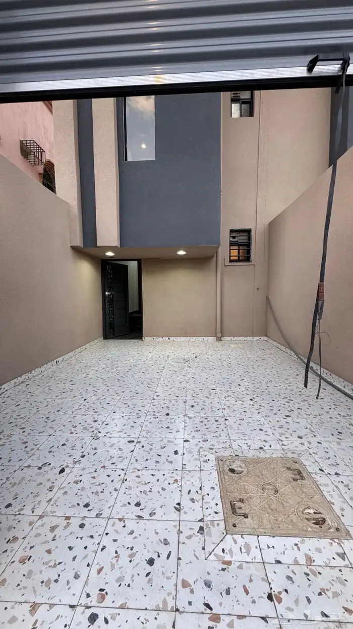 للبيع روف علوى مع ملحق مدخل سياره مساحه كبيره بالخميس 2