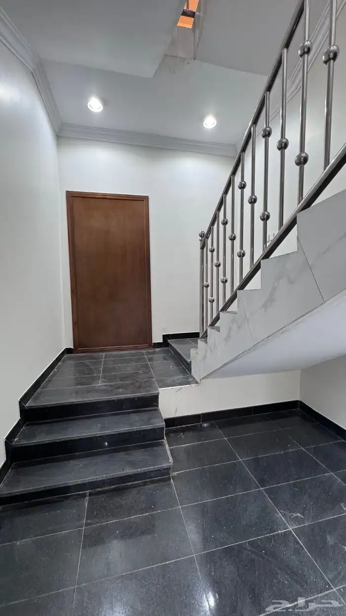 للبيع روف علوى مع ملحق مدخل سياره مساحه كبيره بالخميس 3