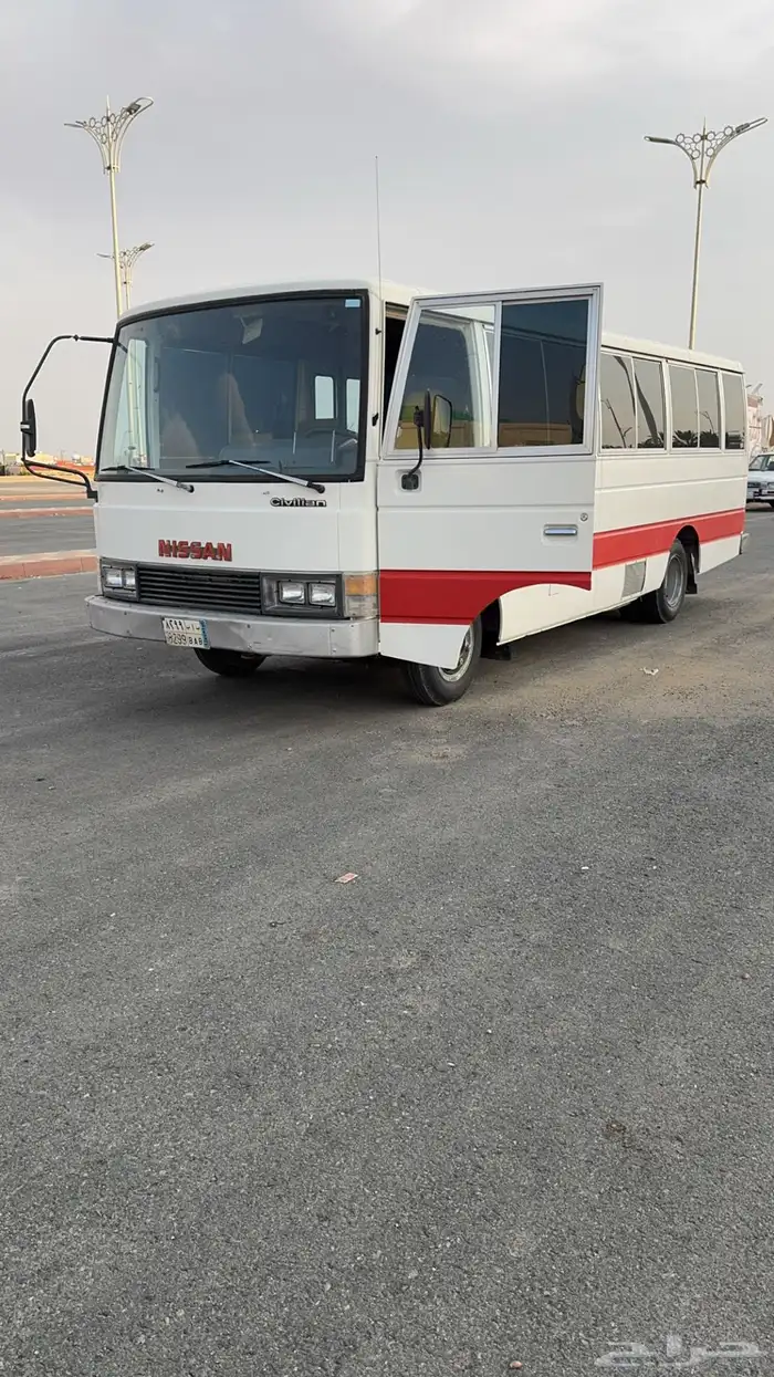 باص نيسان بنزين مخزن موديل91 0