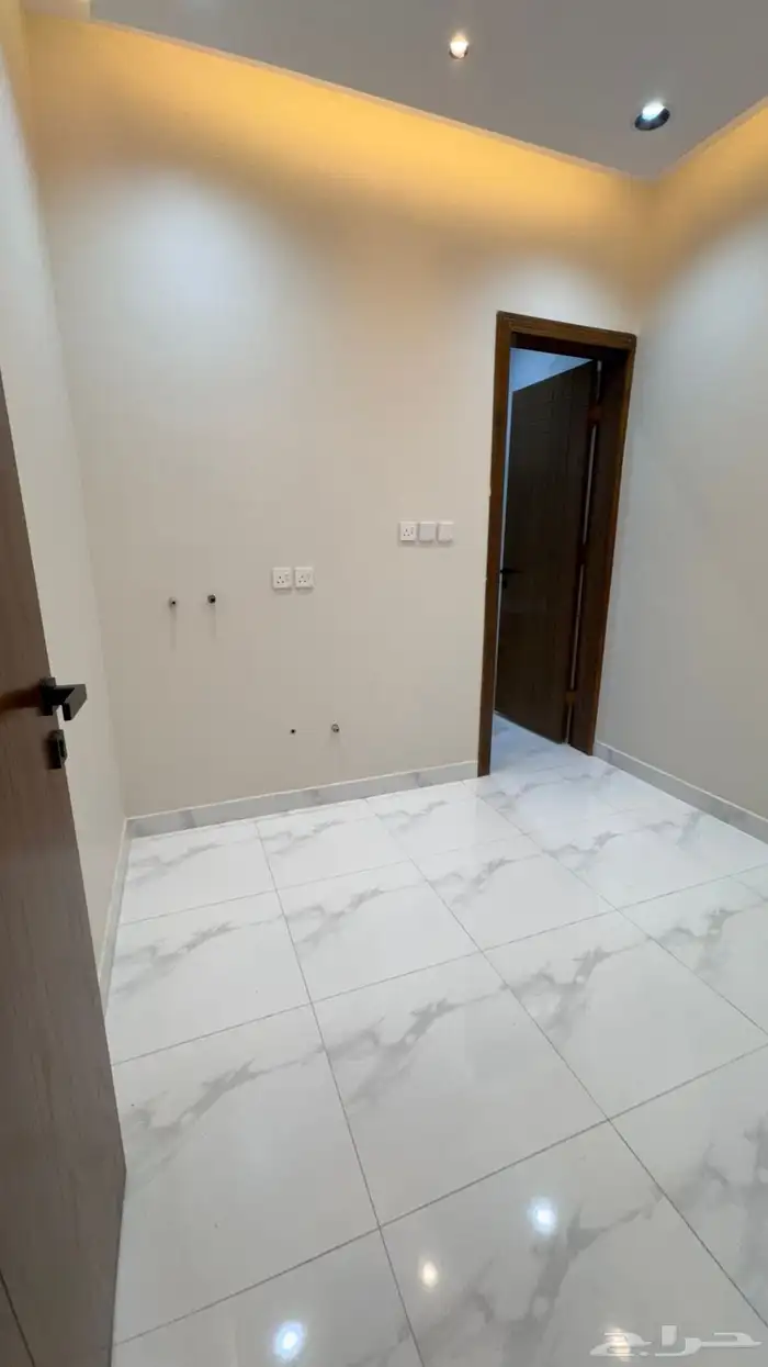 للبيع روف علوى مع ملحق مدخل سياره مساحه كبيره بالخميس 22