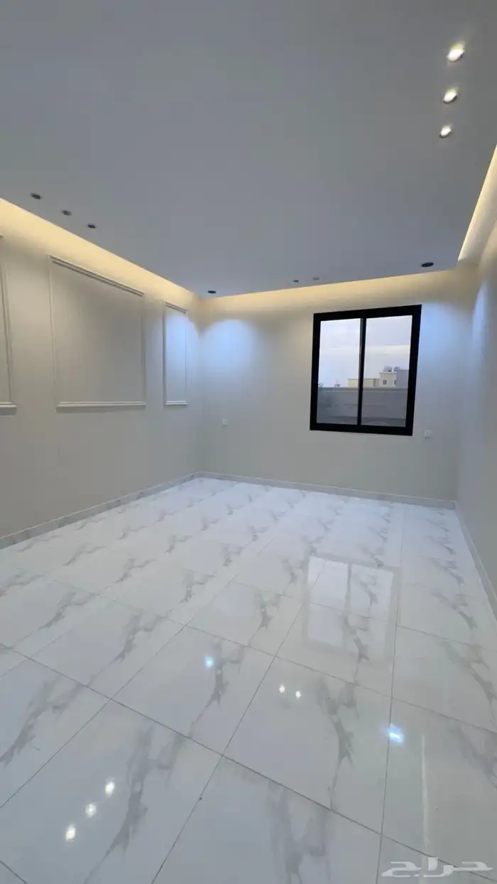 للبيع روف علوى مع ملحق مدخل سياره مساحه كبيره بالخميس 5