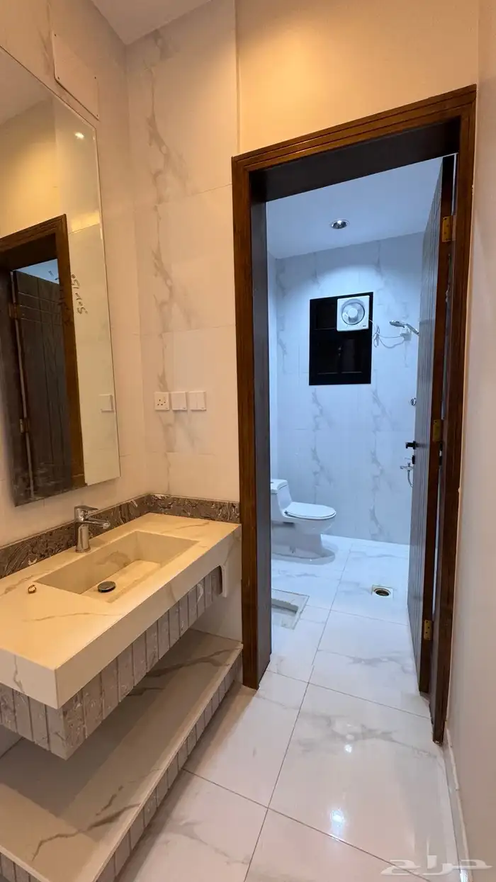 للبيع روف علوى مع ملحق مدخل سياره مساحه كبيره بالخميس 11