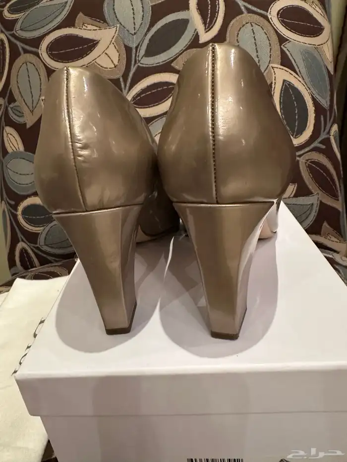 حذاء ديور ذهبي مقاس 37 5 5