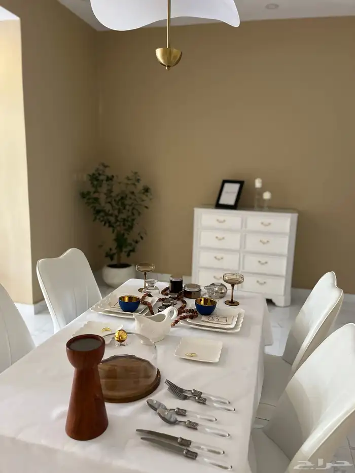 طاولة طعام للبيع .. الحد 900 ريال 1