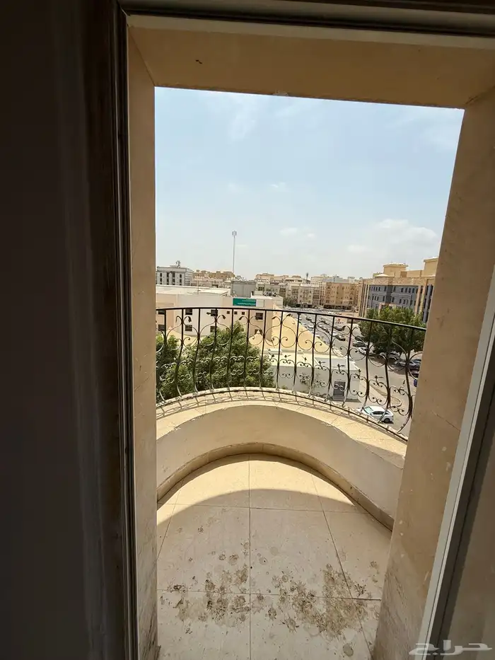 شقة 7 غرف للايجار بحي المروة على شارعين بها 4 بلكونات 4