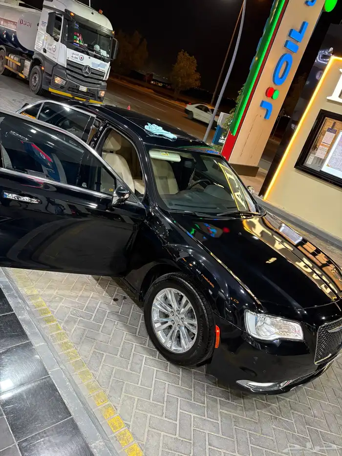 كرايزلر 2023 300c V6 12