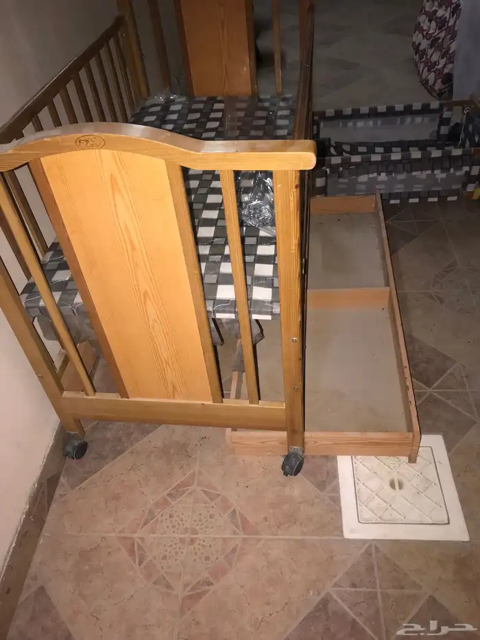 سرير مواليد كامل ويوجد صناديق بيبسي 1