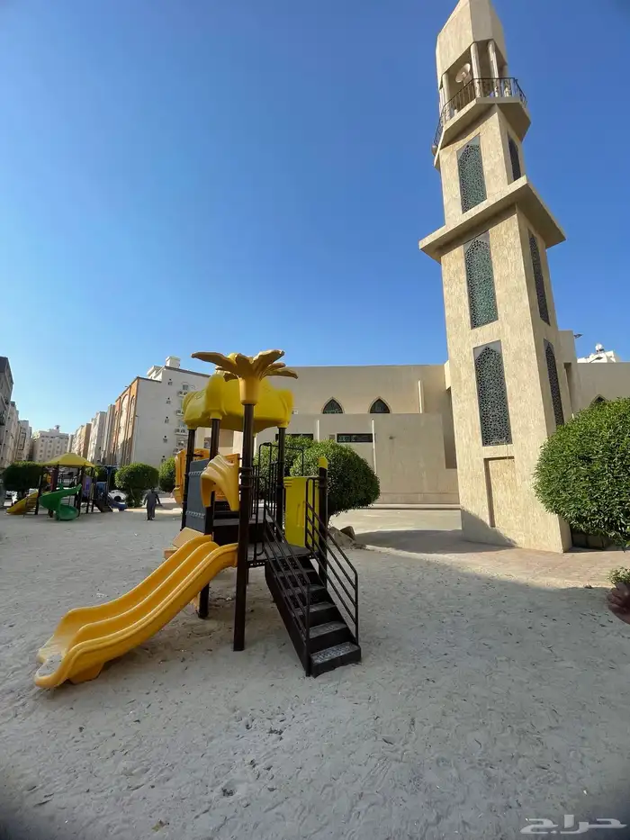 شقة للبيع مدخلين 4 غرف 3 دورة مياه وصاله صغيره ومطبخ مكشوف 12