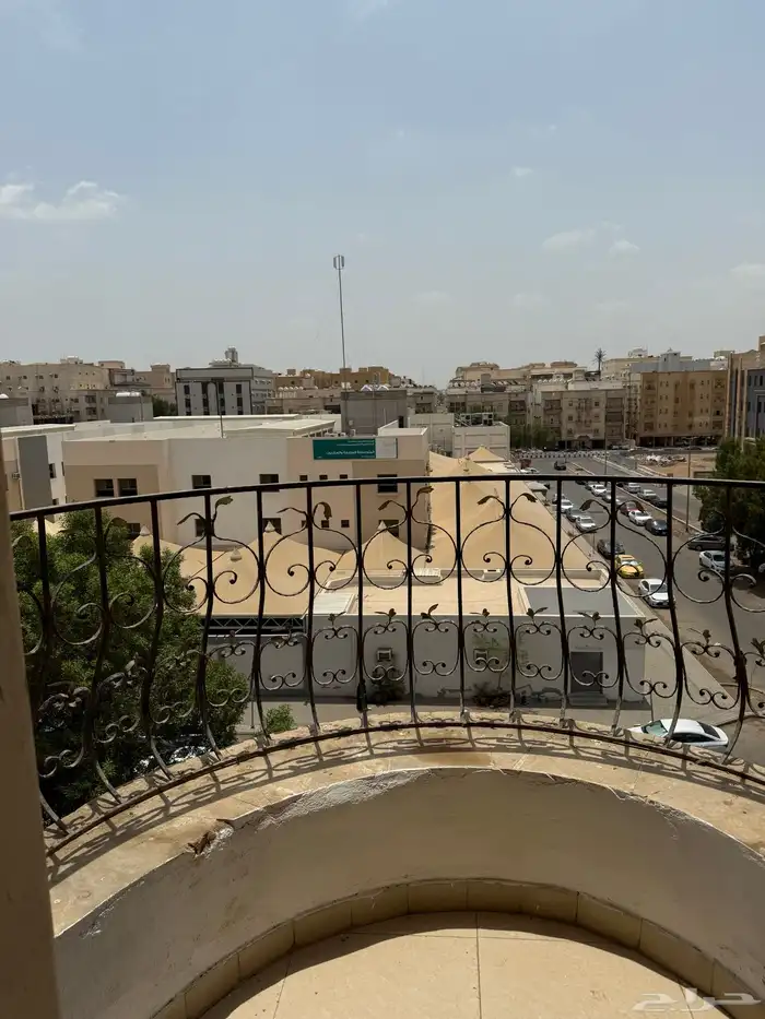 شقة 7 غرف للايجار بحي المروة على شارعين بها 4 بلكونات 3