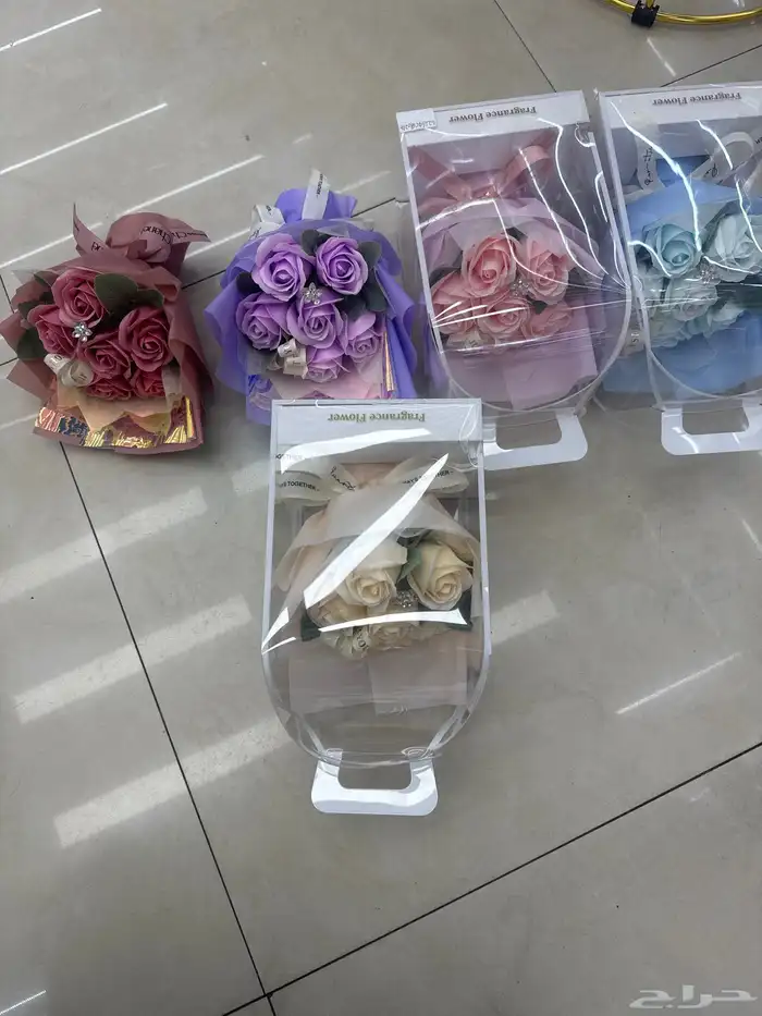باقات ورد معطر فاخر   تصميم أنيق داخل علبة هدية شفافة 0