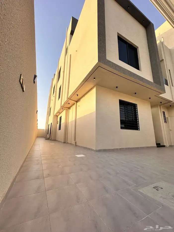 للبيع دور ارضي بحوش كبير مساحات وسيعه المحاله الزهور 1