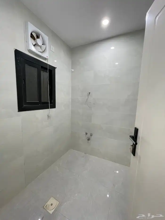 فرصة عقارية شقة تمليك 6 غرف بطحاء قريش ب 560 اطلالة ش تجاري 12