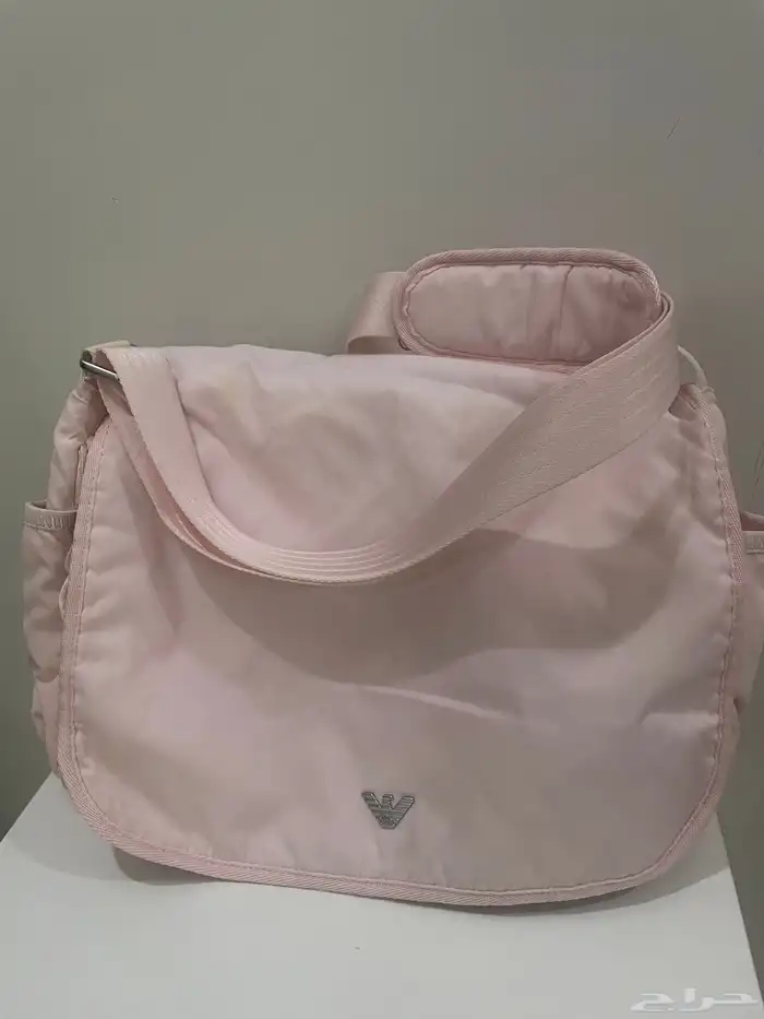 شنطة اطفال ماركة ارماني اصلية معاها المفرش و .. 1