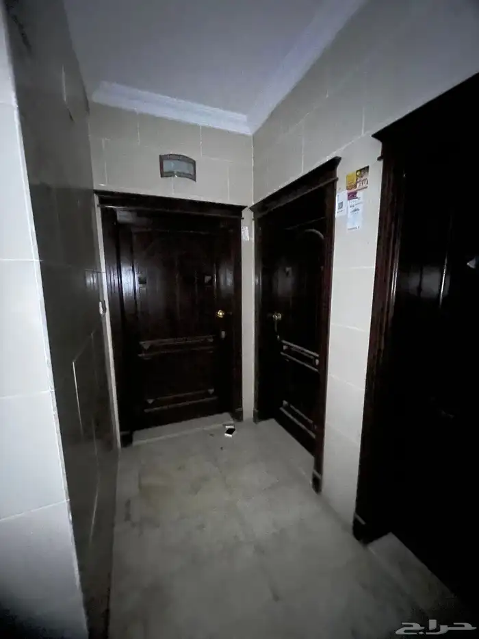 شقة للبيع مدخلين 4 غرف 3 دورة مياه وصاله صغيره ومطبخ مكشوف 10