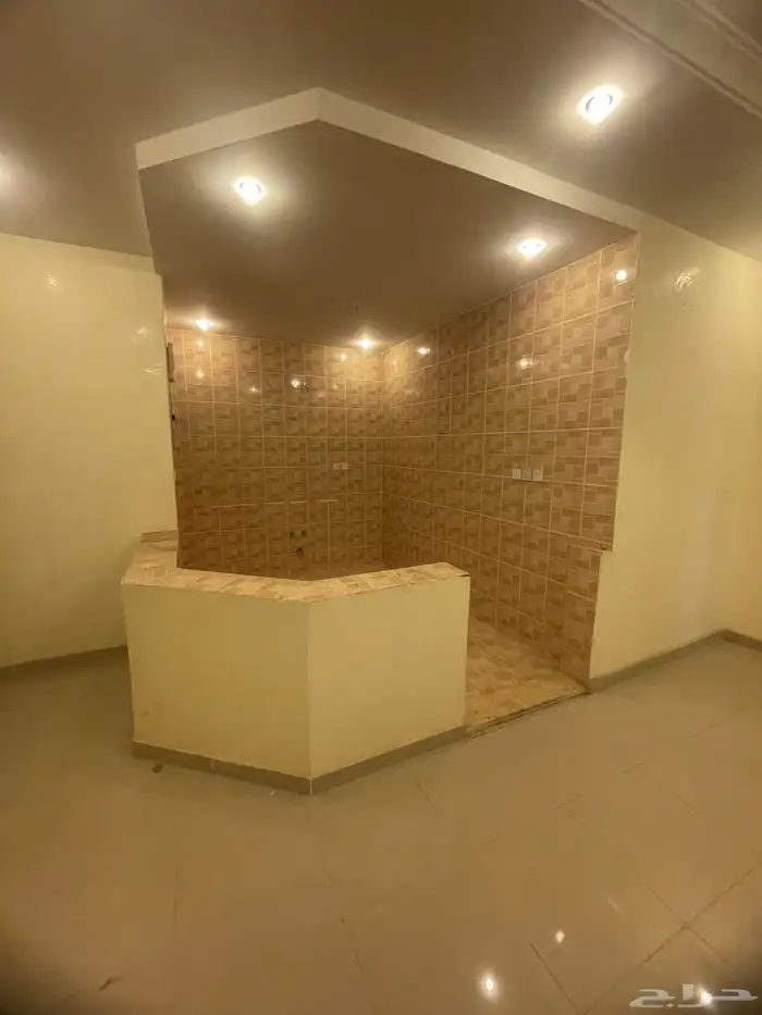 شقة للبيع مدخلين 4 غرف 3 دورة مياه وصاله صغيره ومطبخ مكشوف 0