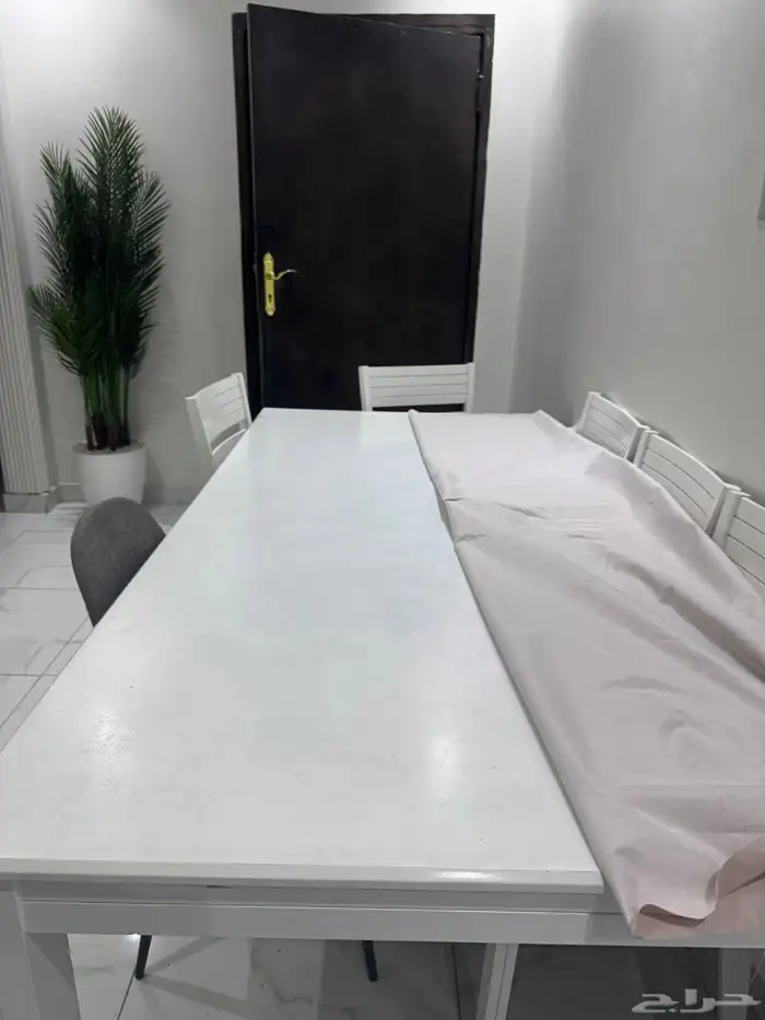 طاولة طعام بيضاء جودتها ممتازه 2