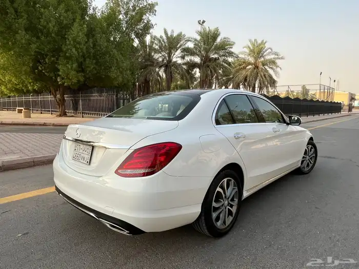 مرسيدس C300 ( بحالة الوكالة 2015 ) 37